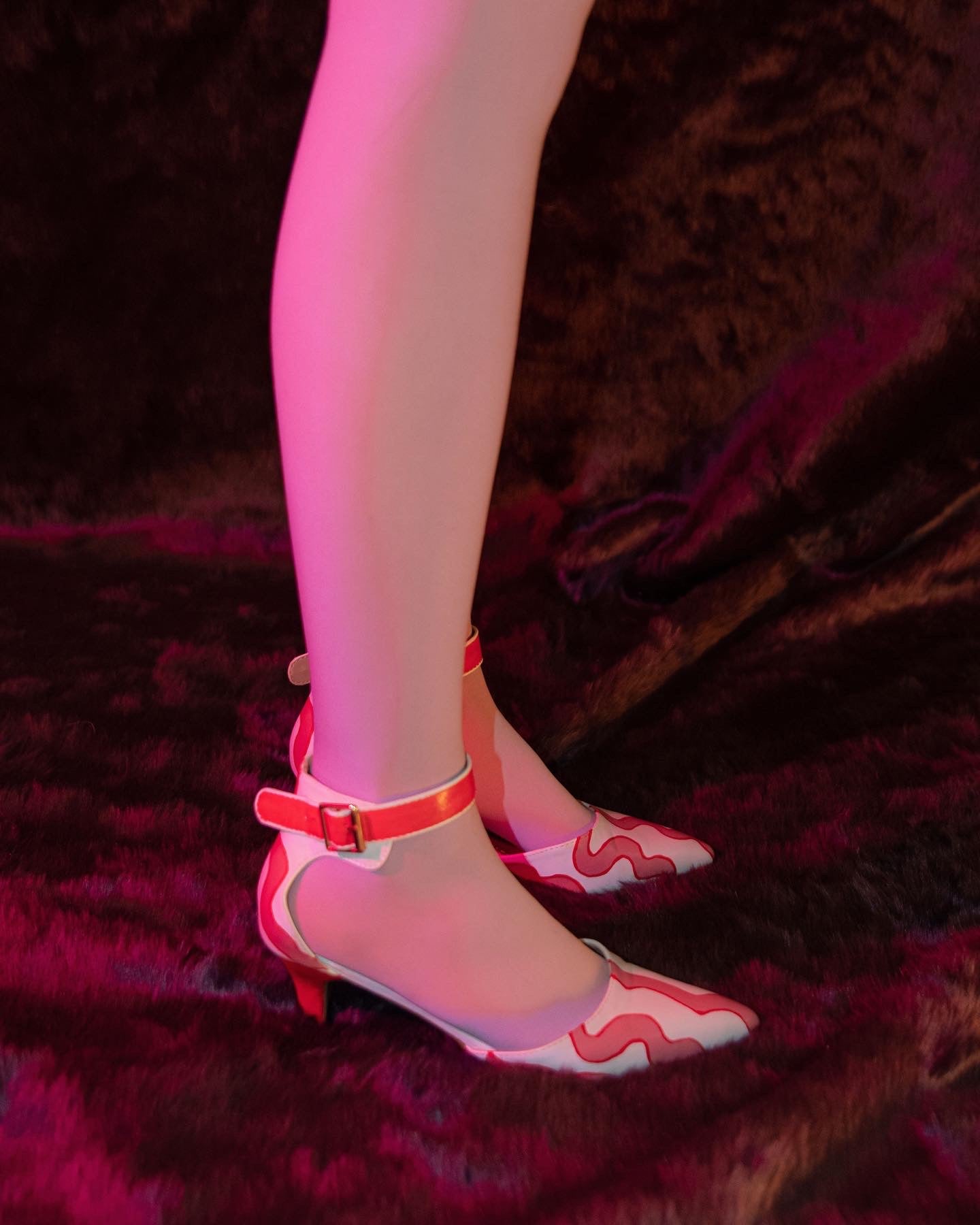 “Cinnamon Heart” kitty heels