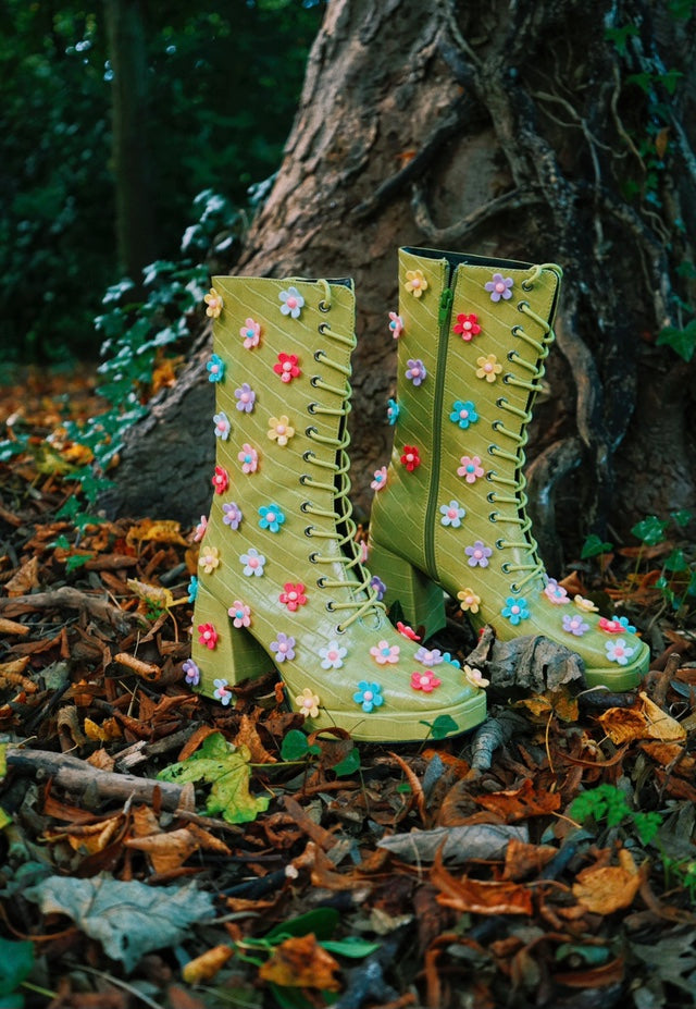 “Twisted daisy” boots
